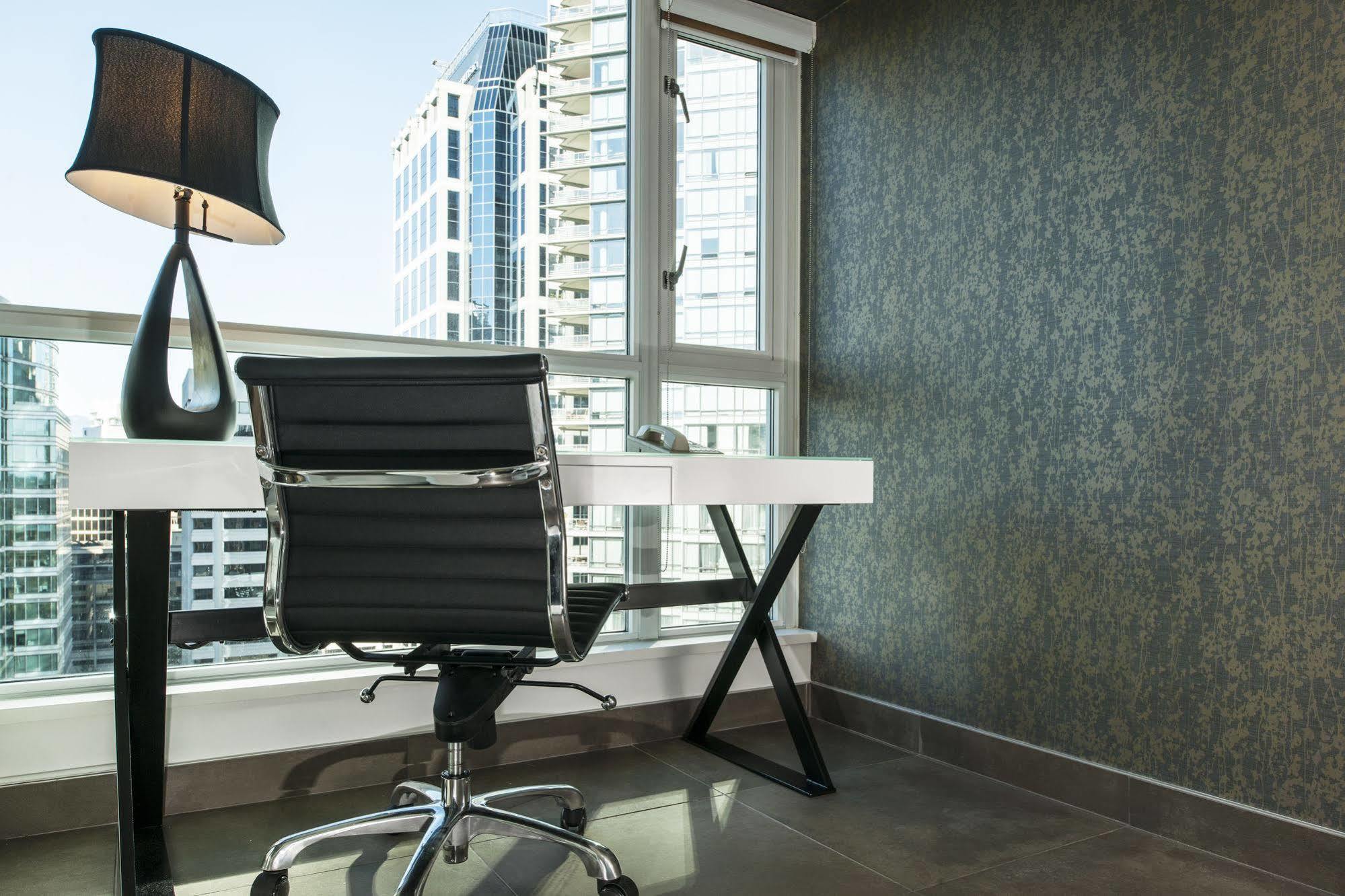 Carmana Hotel & Suites Vancouver Bagian luar foto